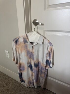 Cotton on Men's Short Sleeve Button-Up Shirt in White with Peach & Navy Print
